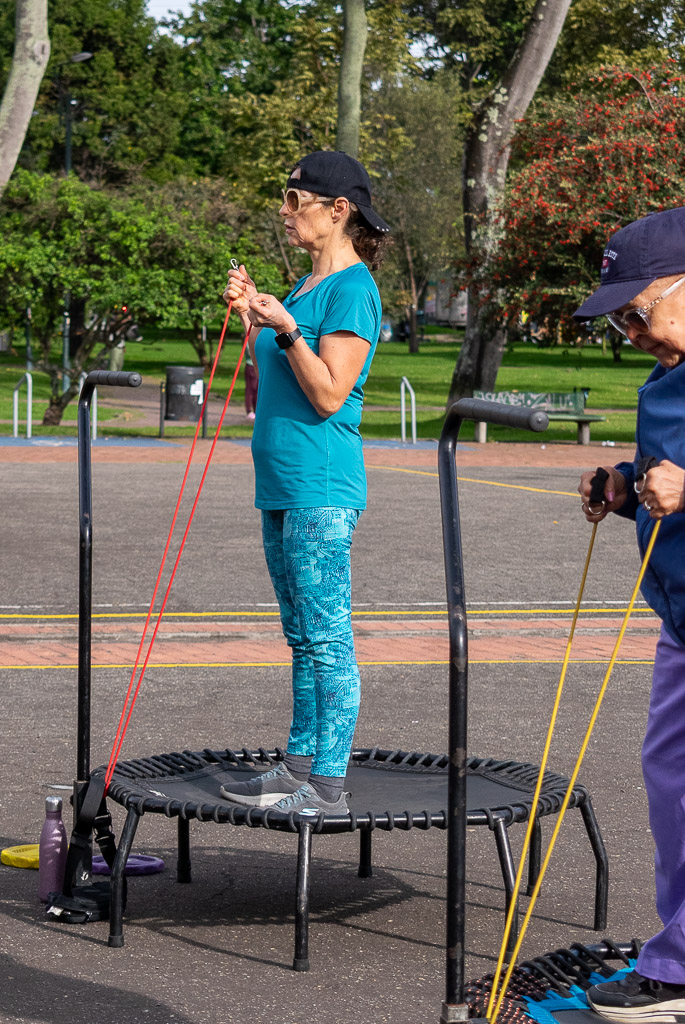Clase en vivo con grupo de mujeres e instructora al frente