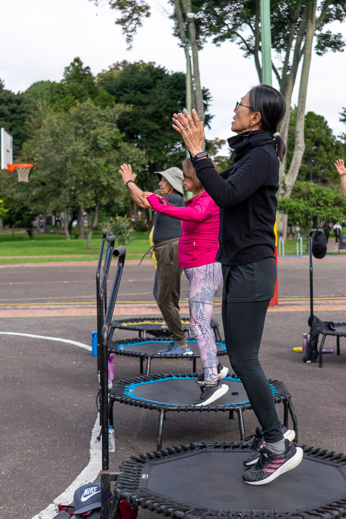 Mujer activa con ropa deportiva, tonos cálidos