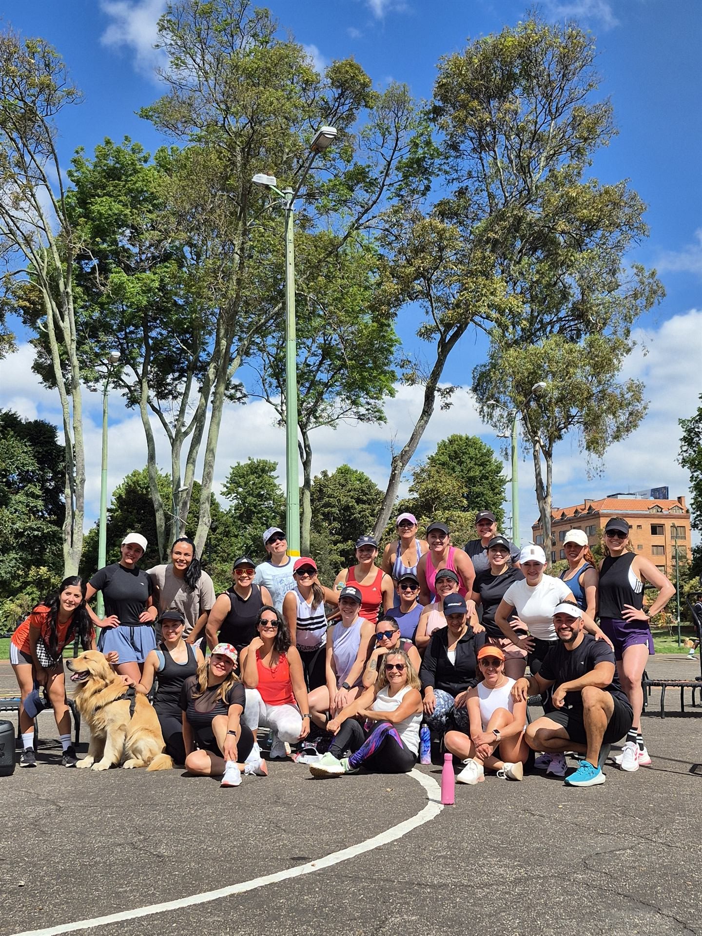 Grupo entrenando con pesas al aire libre